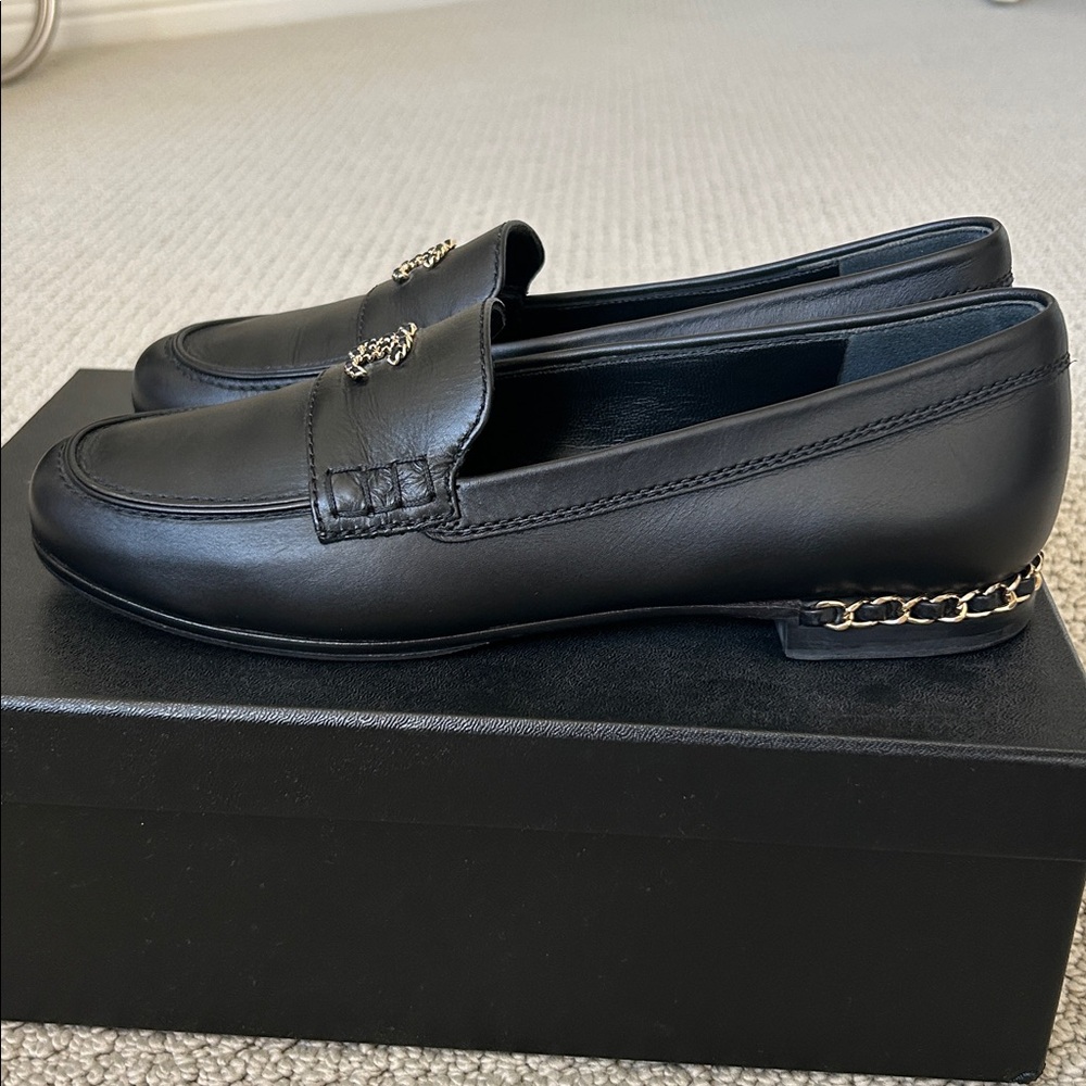 Chanel CC Black and Gold Chain Loafers Flats Size 38.5 Runs Small Like 7.5 or 8 - Picture 5 of 8